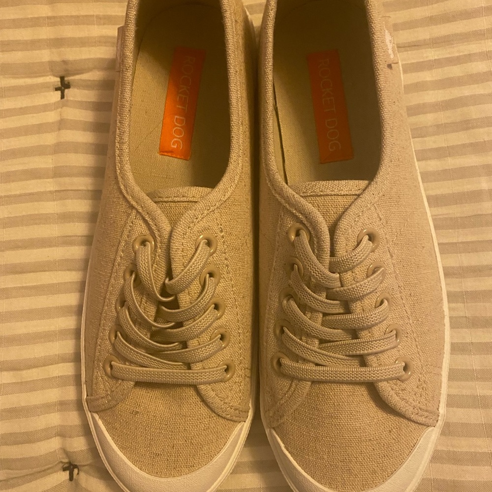 New Rocket dog slip on canvas -tan color